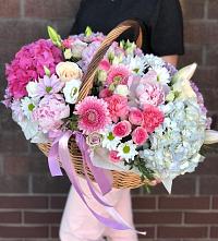 Цветочная композиция из Розы, Хризантемы, Пионы и Лизиантусы в корзине в Сосногорске