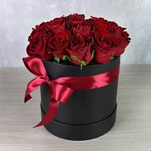Цветочная композиция из Розы в шляпной коробке в Сосногорске